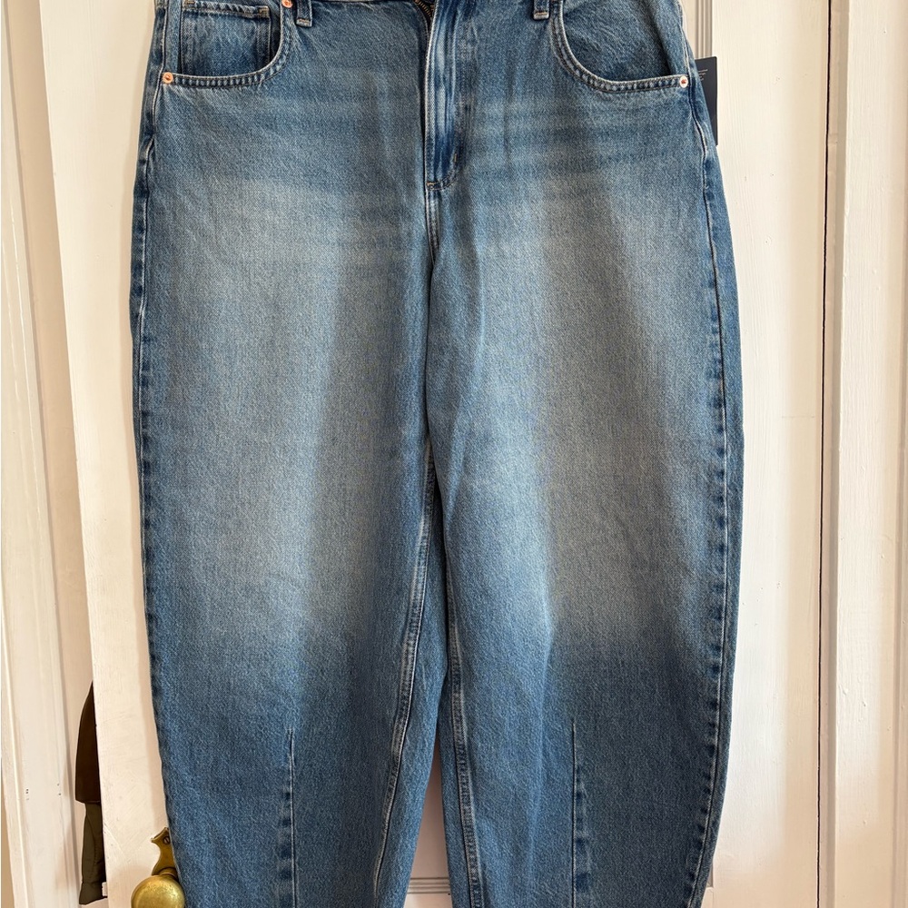 Universal thread barrel jeans 14